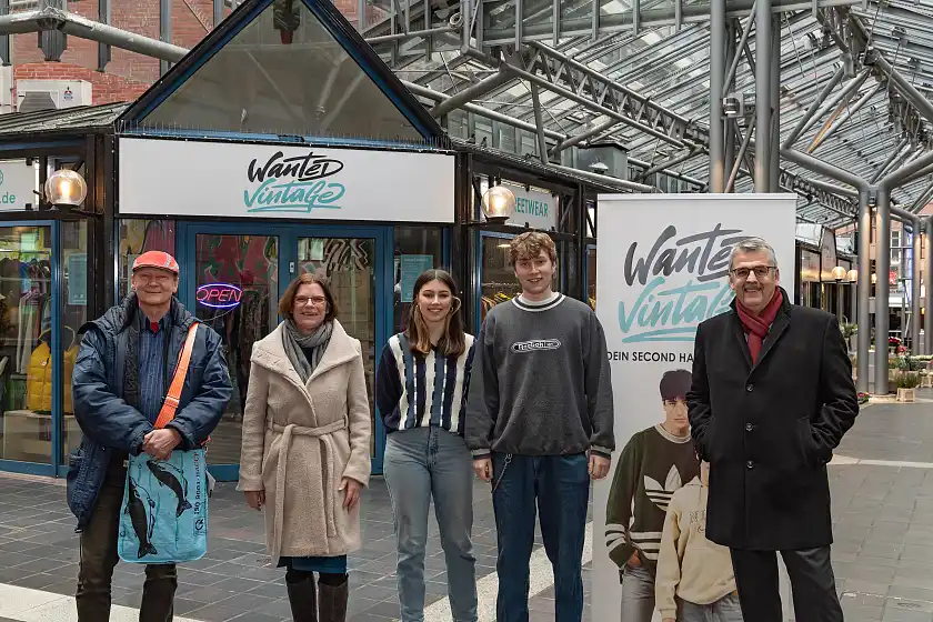 Freuen sich auf den Start der neuen Pop-up-Stores in der Bremer Innenstadt (v.l.n.r): Kay Claußen, Projektleiter Bead GmbH, Kristina Vogt, Senatorin für Wirtschaft, Arbeit und Europa, Isabel Ratfisch, Storemanagerin Wanted Vintage, Levon Honkamp, Geschäftsführer Wanted Vintage, und Andreas Heyer, Vorsitzender der Geschäftsführung WFB Wirtschaftsförderung Bremen GmbH. Foto: WFB/Jan Rathke