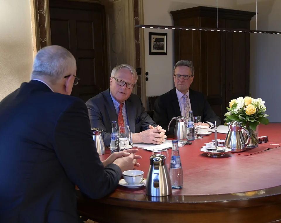 Im Gespräch: Bürgermeister Dr. Andreas Bovenschulte (li.) empfängt den neuen Präses der Handelskammer Bremen – IHK für Bremen und Bremerhaven, Eduard Dubbers-Albrecht (Mi.), zu seinem Antrittsbesuch im Rathaus. Begleitet wurde er von Hauptgeschäftsführer Dr. Matthias Fonger. Foto: Senatspressestelle