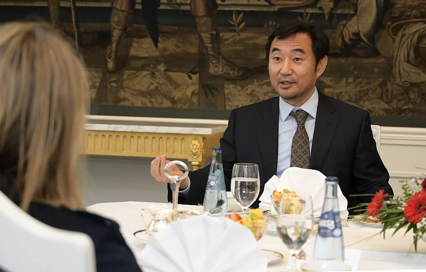 Generalkonsul der Republik Korea für Bremen, Kihong Jung, bei seinem Antrittsbesuch im Bremer Rathaus. Empfangen wurde er im Gobelinzimmer von Bürgermeisterin Dr. Maike Schaefer. Foto: Senatspressestelle