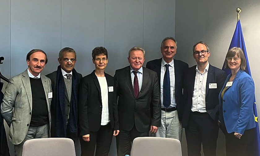 Umweltstaatsrat Enno Eike Nottelmann (2.v.r.) gemeinsam mit der Delegation des Organic Cities Network Europe (OCNE) bei einem Treffen mit EU-Agrarkommissar Janusz Wojciechowski (mitte) in Brüssel. Foto: SKUMS