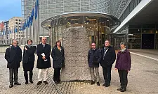 Umweltstaatsrat Enno Eike Nottelmann (2.v.r.) gemeinsam mit den Mitgliedern der Delegation des Organic Cities Network Europe (OCNE) vor dem Kommissionsgebäude  in Brüssel. Foto: SKUMS