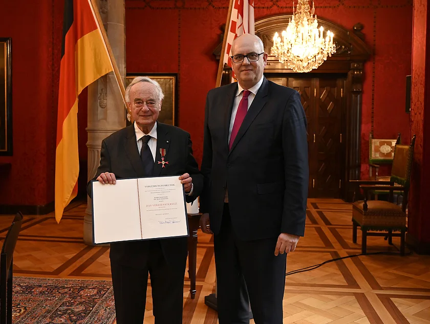 Der Bremer Rechtswissenschaftler Prof. Dr. Dian Schefold ist mit dem Bundesverdienstkreuz ausgezeichnet worden. Bürgermeister Dr. Andreas Bovenschulte überreichte es im Namen des Bundespräsidenten im Kaminsaal des Rathauses. Foto. Senatspressestelle