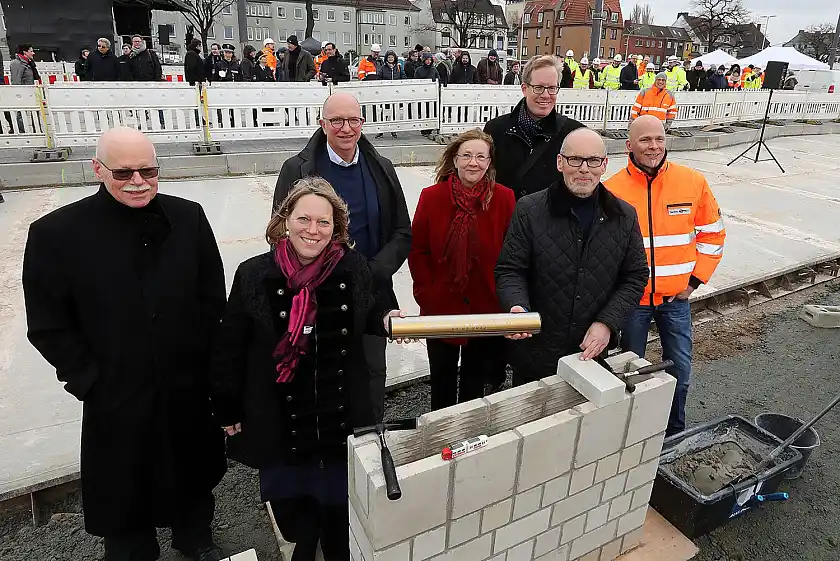 Grundsteinlegung für den neuen Betriebshof Gröpelingen der Bremer Straßenbahn AG und das neue Polizeikommissariat West (v.l.): Innensenator Ulrich Mäurer, Bürgermeisterin und Mobilitätssenatorin Dr. Maike Schaefer, Polizeipräsident Dirk Fasse, Ulrike Pala (Leiterin Ortsamt-West), Gunnar Polzin (Amt für Straßen und Verkehr), Hajo Müller (Vorstandssprecher BSAG) und Lars Jensen (BSAG-Programmleiter Betriebshöfe 2025). Foto: BSAG  