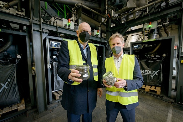 Bürgermeister Dr. Andreas Bovenschulte (links) und Redux-Geschäftsführer Martin Reichstein/REDUX in der Hightech-Recyclinganlage für Lithium-Ionen-Batterien. Foto: Redux/Schimanke