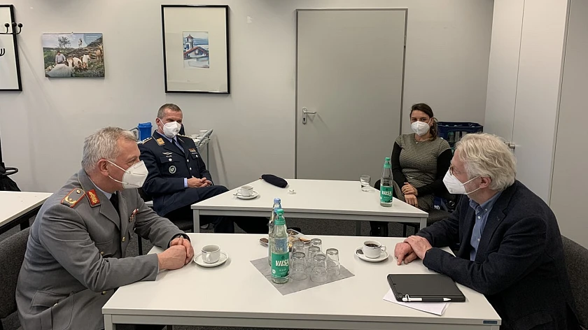 Brigadegeneral Andreas Henne (vorne links) im Gespräch mit Uwe Schmid, (Leiter Krisenstab, vorne rechts). Mit dabei die Leiterin des Lagezentrums, Peggy Ujma, sowie Oberst Hans Peter Dorfmüller, Kommandeur Landeskommando Bremen. Foto: Gesundheitsressort