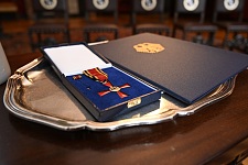 Das Bundesverdienstkreuz. Foto: Senatspressestelle