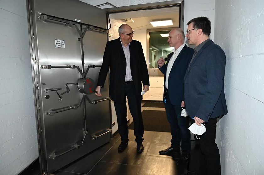 Hinter dieser Tür wird es sicher (v.l.): Bürgermeister Dr. Andreas Bovenschulte im Hochsicherheits-Rechenzentrum mit Andres Dickehut und Alexander Bruder. Beide sind Gründer und Gesellschafter von Consultix und ColocationIX. Foto: Consultix