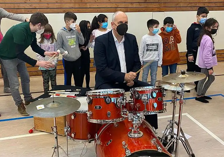 Bürgermeister Andreas Bovenschulte bei seinem Besuch der Grundschule am Wasser am Drumset. Foto: Senatspressestelle