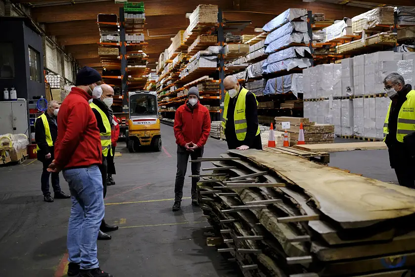 Auf Tuchfühlung mit dem Holz: Firmengründer Michel Kahrs (Mitte) führt Bürgermeister Dr. Andreas Bovenschulte (2. v.r.) das Lager der Kahrs-GmbH vor. Foto: Kahrs-GmbH