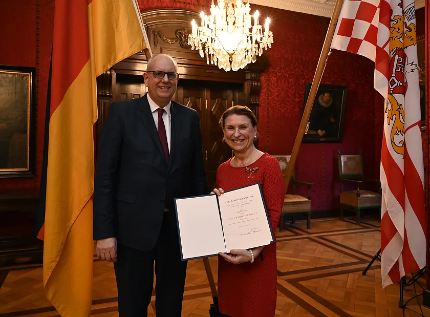 Für langjähriges, deutschlandweites wie auch internationales Engagement für Bibliotheken geehrt: Barbara Lison mit dem Bundesverdienstkreuz ausgezeichnet. Foto: Senatspressestelle Bremen