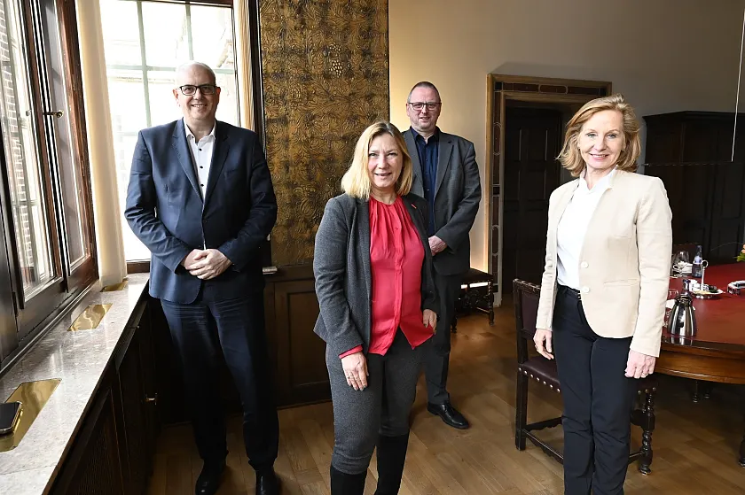Antrittsbesuch der neuen ARD-Vorsitzenden im Rathaus (v.l.n.r.): Bürgermeister Dr. Andreas Bovenschulte, Radio-Bremen-Intendantin Dr. Yvette Gerner, Staatsrat Dr. Olaf Joachim, ARD-Vorsitzende und Intendantin des Rundfunks Berlin-Brandenburg (rbb) Patricia Schlesinger. Foto: Senatskanzlei
