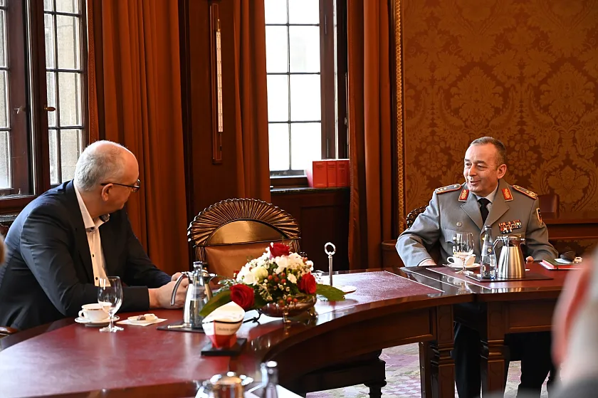 Der Leiter des Corona-Krisenstabes im Bundeskanzleramt, General Carsten Breuer (rechts) im Gespräch mit Bürgermeister Dr. Andreas Bovenschulte. Foto: Senatskanzlei