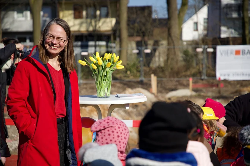 Sascha Aulepp, Senatorin für Kinder und Bildung, bei der Grundsteinlegung. Foto: Bildungsressort
