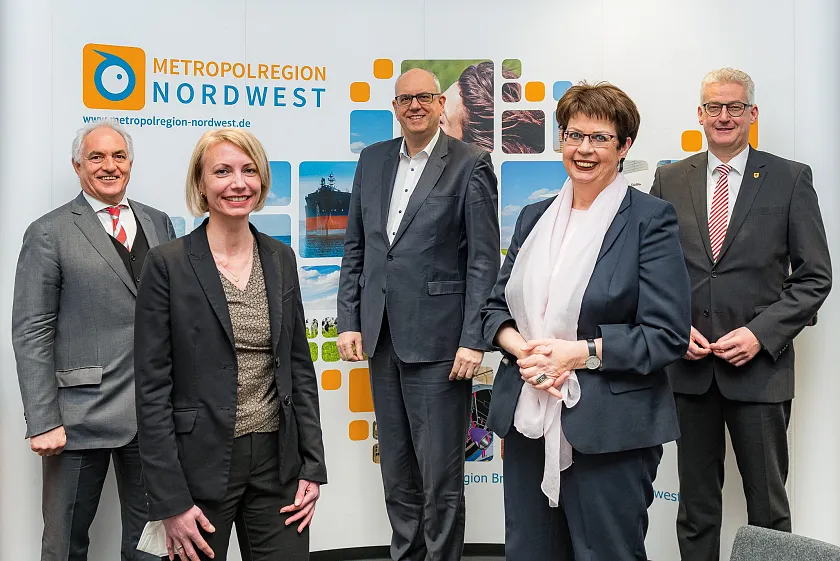 Jahrespressekonferenz der Metropolregion Nordwest: (von links) Peter Hoffmeyer, 1. Vorsitzender; Nicola Illing, Geschäftsführerin der Metropolregion Nordwest; Bürgermeister Dr. Andreas Bovenschulte, Mitglied im Vorstand; Ministerin Birgit Honé, Mitglied im Vorstand; Landrat Cord Bockhop, 2. Vorsitzender. Foto: Metropolregion