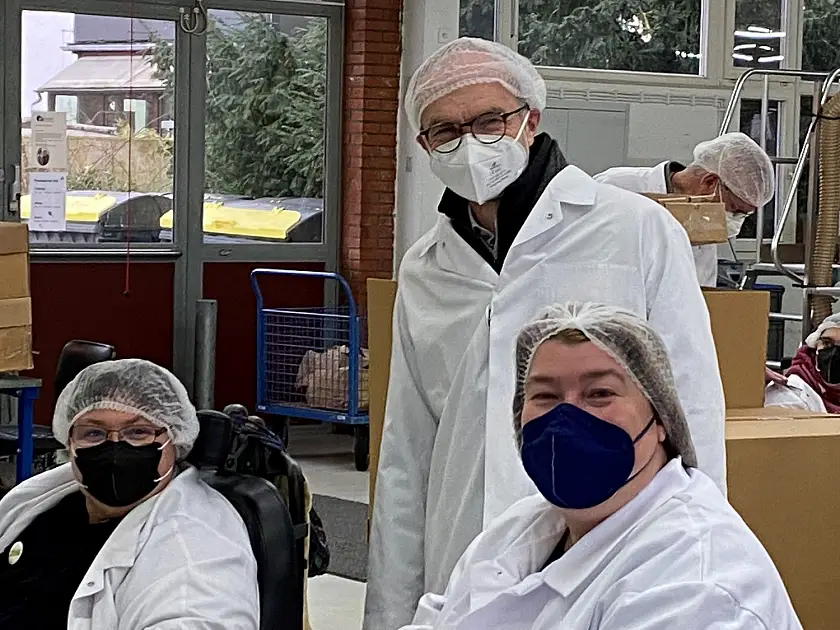 Natalie Eisenbrandt, Hans Horn (Geschäftsführer der Werkstatt Bremen) und Sozialsenatorin Anja Stahmann in der Teehalle 601 der Werkstatt Bremen am Buntentorsteinweg in der Bremer Neustadt (v.l.n.r.). Foto: Sozialressort
