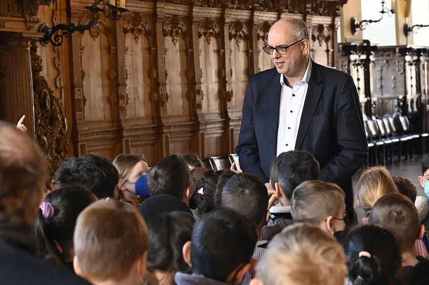 Bürgermeister Bovenschulte und die Grundschulkinder aus Woltmershausen in der Oberen Halle. Foto: Senatspressestelle