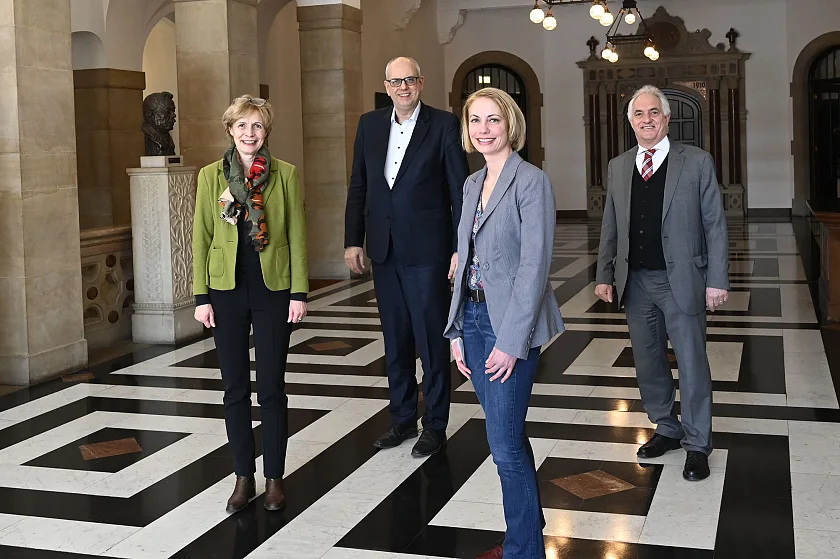 Im Austausch über die Ziele und Möglichkeiten der Metropolregion Nordwest (von links): Staatsrätin Gabriele Nießen (Schatzmeisterin), Bürgermeister Dr. Andreas Bovenschulte, Nicola Illing (Geschäftsführerin der Metropolregion) und deren 1. Vorsitzender Peter Hoffmeyer. Foto: Senatspressestelle