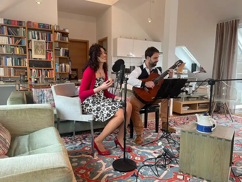 Aline Réa und ihr Duett-Partner der Gitarrist Rodolfo Ventorim bei der Aufnahme ihres Videos. Foto: Kulturressort