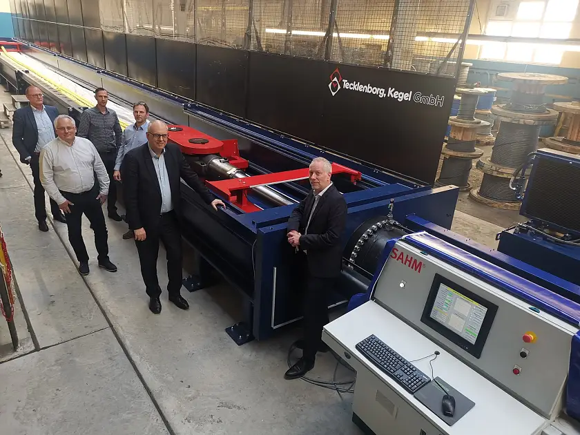 Der Geschäftsführer der Tecklenborg, Kegel GmbH, Uwe Meier (rechts), mit Bürgermeister Dr. Andreas Bovenschulte (2. v.r.) und weiteren Mitarbeiterin der der Produktionshalle an der 700-Tonnen-Zugprüfmaschine Foto: Tecklenborg