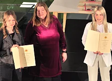 Senatorin Stahmann mit den Deutschen Meisterinnen 2021 im HipHop in der Kategorie Electric Boogie Duo Adults, Meret Moormann (links) und Leonie Brouwer Pohlenz. Foto: Soziales