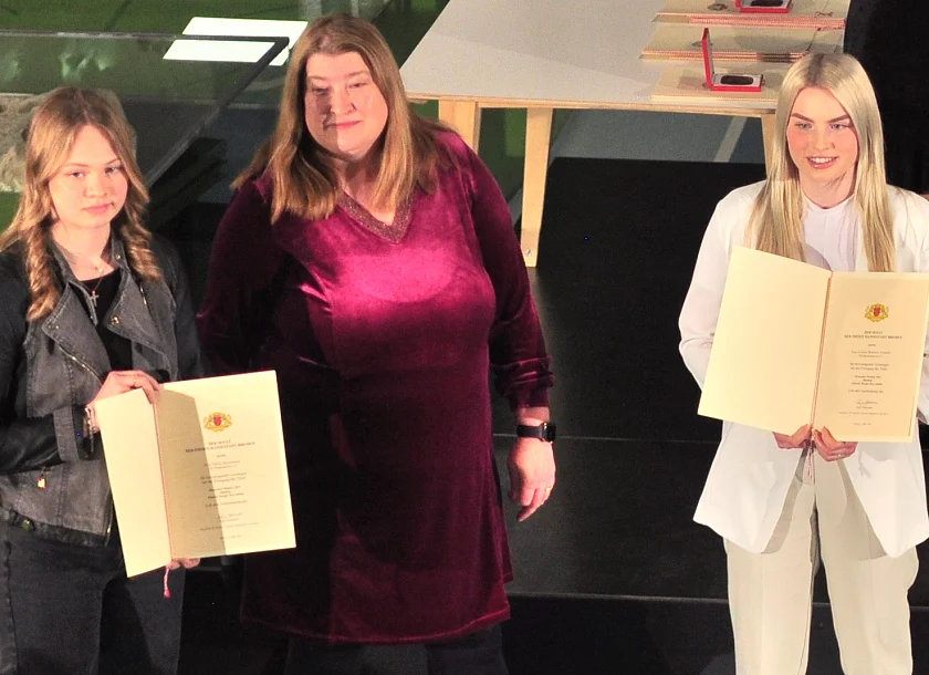 Senatorin Stahmann mit den Deutschen Meisterinnen 2021 im HipHop in der Kategorie Electric Boogie Duo Adults, Meret Moormann (links) und Leonie Brouwer Pohlenz. Foto: Soziales