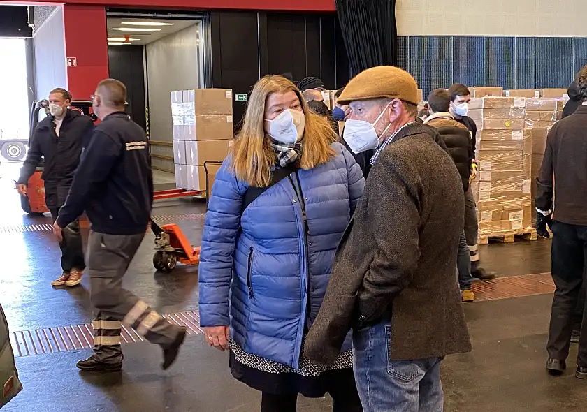 Sozialsenatorin Anja Stahmann in der Messehalle 7 im Gespräch mit Messe-Chef Hans Peter Schneider. Foto: Sozialressort