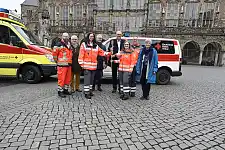 v.l.n.r.: Misa Mladenovic, Peter Härtl, Roswitha Tromp, Bernd Blüm (DRK Kreisverband), Bürgermeister Andreas Bovenschulte, Yvonne Dufeu, Dennis Dufeu, Doris Salziger (DRK Landesverband) 