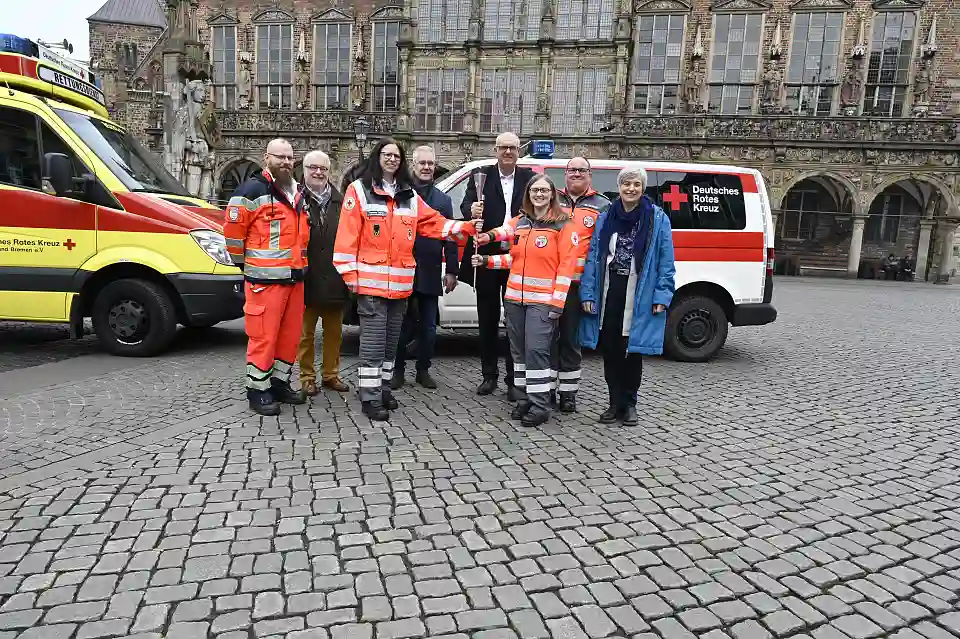 v.l.n.r.: Misa Mladenovic, Peter Härtl, Roswitha Tromp, Bernd Blüm (DRK Kreisverband), Bürgermeister Andreas Bovenschulte, Yvonne Dufeu, Dennis Dufeu, Doris Salziger (DRK Landesverband) 