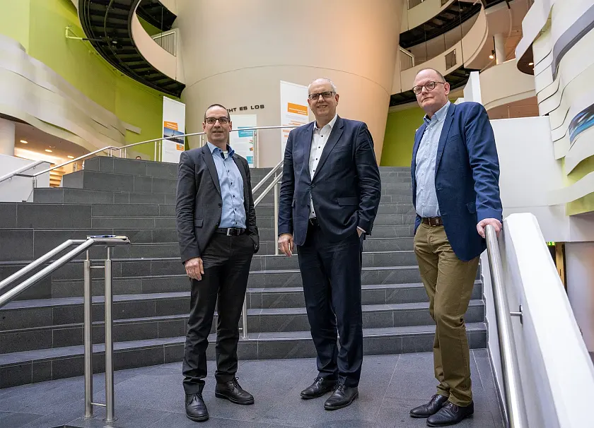 Bürgermeister Dr. Andreas Bovenschulte (Mitte) im Klimahaus 8° Ost in Bremerhaven mit Geschäftsführer Arne Dunker (links) und dem Geschäftsführer der Bremerhavener Entwicklungsgesellschaft Alter/Neuer Hafen, Nils Schnorrenberger. Foto: Klimahaus