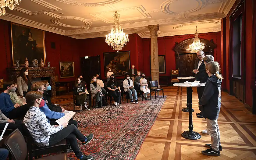 Corona-Pandemie, Klimaziele, Bildung oder der Krieg in der Ukraine: Die Jugendlichen aus den Jugendbeiräten diskutierten im Kaminsaal ausführlich zu allen Themen mit Bürgermeister Andreas Bovenschulte. Foto: Senatspressestelle