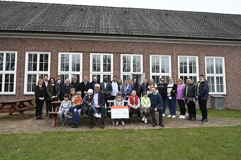 Gruppenbild mit Geflüchteten aus der Ukraine und Helferinnen und Helfern der St. Markus Gemeinde. Foto: Senatspressestelle