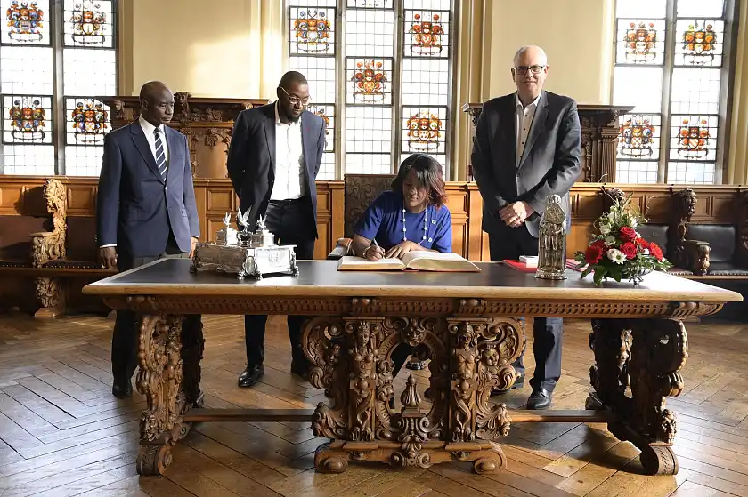 Beim Eintrag ins das Goldene Buch (von links): Der Erste Sekretär der Botschaft Namibias in Berlin, Brendan Kabuku, Windhoeks Stadtrat Shafiishuna Sam Nujoma, Windhoeks Bürgermeisterin Sade Shireen Gawanas und Bürgermeister Dr. Andreas Bovenschulte. Foto: Senatspressestelle