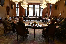 Im Senatssaal tauschten sich die Delegationen aus Windhoek und Bremen über ein von der EU gefördertes Programm zur Verbesserung des Abfallmanagements in der namibischen Hauptstadt aus. Foto: Senatspressestelle