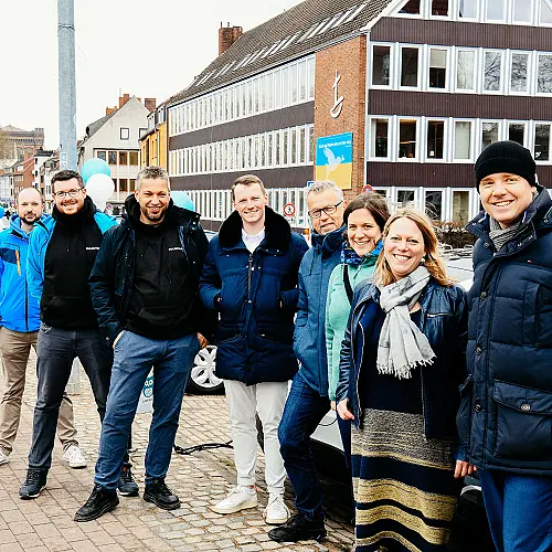 Mobilitätssenatorin Maike Schaefer (2.v.r.) mit den Beteiligten des Projekts beim Start des Ladeparks am Franziuseck. Foto: SKUMS