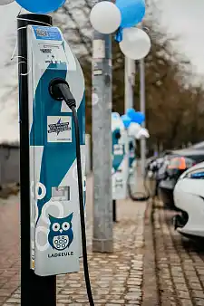 Der Ladepark verfügt über 6 Plätze zum Laden von Elektro-Autos. Foto: SKUMS