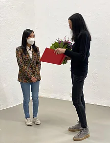 Kulturstaatsrätin überreicht der taiwanesischen Preisträgerin I-Chieh Tsai die diesjährige Auszeichnung. Foto: Bernadette Haffke 