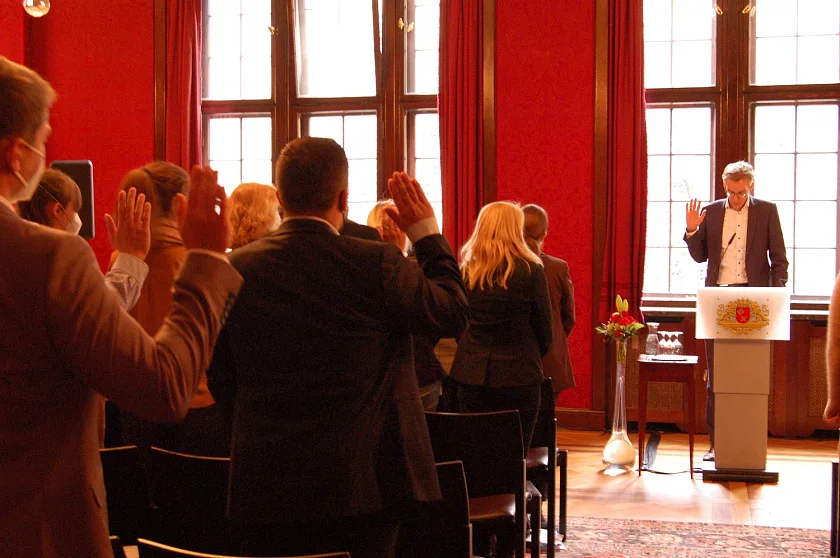 Finanzstaatsrat Dr. Martin Hagen vereidigt die Studierenden. Foto: Finanzressort