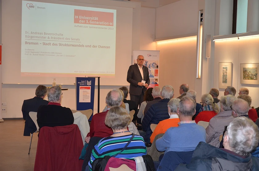 Bürgermeister Dr. Andreas Bovenschulte bei seinem Eröffnungsvortrag zum Sommersemester der Universität der 3. Generation der Arbeiterwohlfahrt. Foto: AWO Bremen