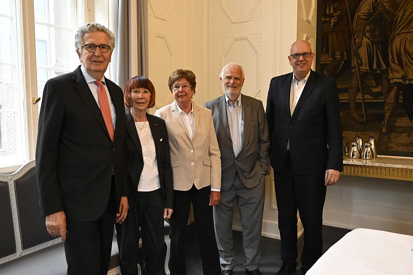 v.l.n.r.: Bürgermeister a.D. Klaus Wedemeier mit Ehefrau Ute, Annemarie und Roland Kutzki und Bürgermeister Andreas Bovenschulte. Foto: Senatspressestelle