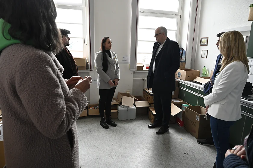Bürgermeister Bovenschulte im Gespräch mit Darya Mazur, Katarzyna Weichert, Roman Ohem und weiteren Helferinnen und Helfern im Creative Hub. Foto: Senatspressestelle
