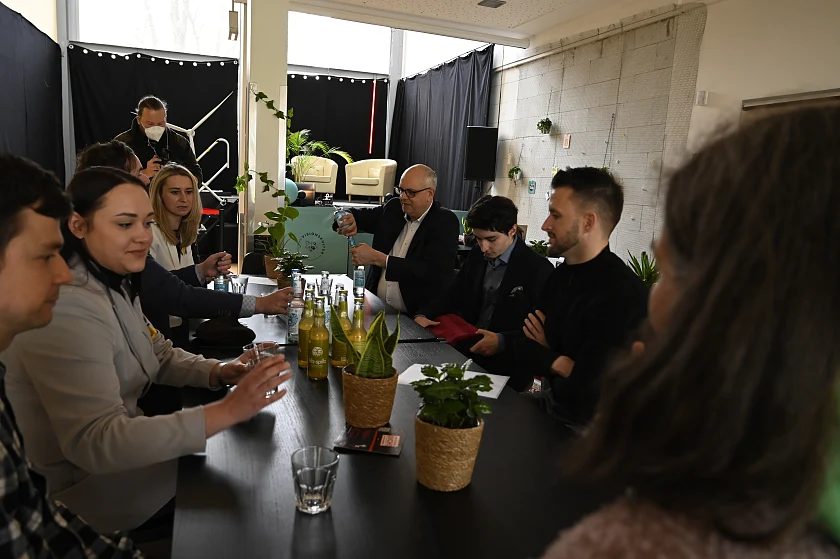 Gesprächsrunde im Café des Creative Hub in der Östlichen Vorstadt. Foto: Senatspressestelle