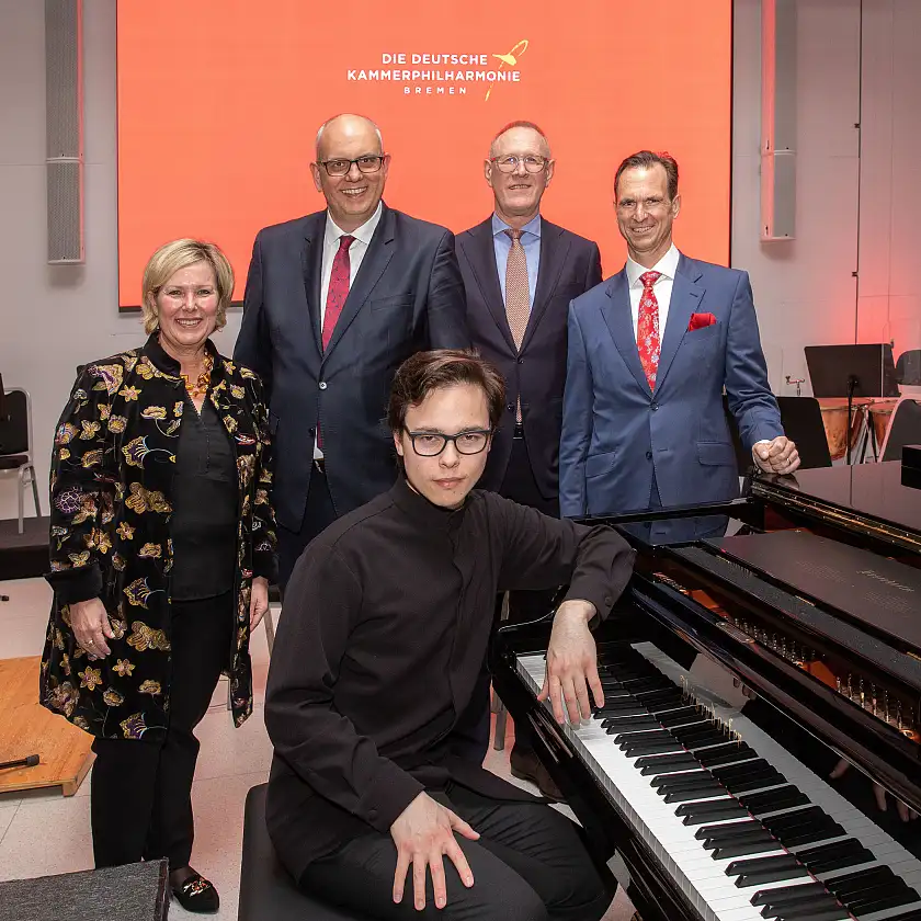 Der neue Gastdirigent Tarmo Peltokoski (vorne) zusammen mit Janina Marahrens-Hashagen, Bürgermeister Andreas Bovenschulte, BLG-Chef Frank Dreeke und Sparkassenvorstand Tim Nesemann (von links nach rechts). Foto: Winnie Schmitz