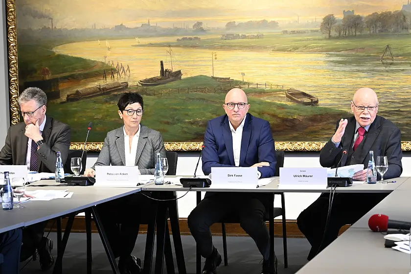 Senator Mäurer (rechts) stellt mit Harry Götze, Petra van Anken und Dirk Fasse (v.l.n.r.) die Polizeiliche Kriminalstatistik vor. Foto: Senatspressestelle