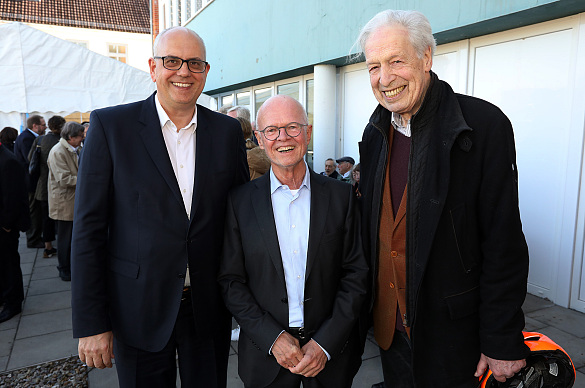 Personen (v.l.n.r.): Bürgermeister Andreas Bovenschulte, Alexander Künzel und Bürgermeister Henning Scherf a.D. Foto: Bremer Heimstiftung/Martin Rospek
