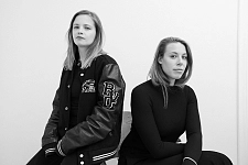 Jasna Fritzi Bauer (li.) und Katharina Zorn realisieren das Künstlerinnenprojekt Heute schreibe ich in der Weserburg – Museum für moderne Kunst in Bremen. Foto: Bella Lieberberg