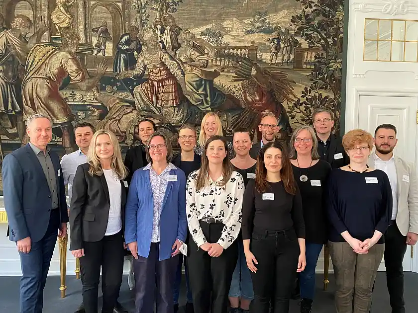 Die Absolventinnen und Absolventen des Mentoring-Programms mit ihren Mentorinnen und Mentoren. Foto: Finanzressort