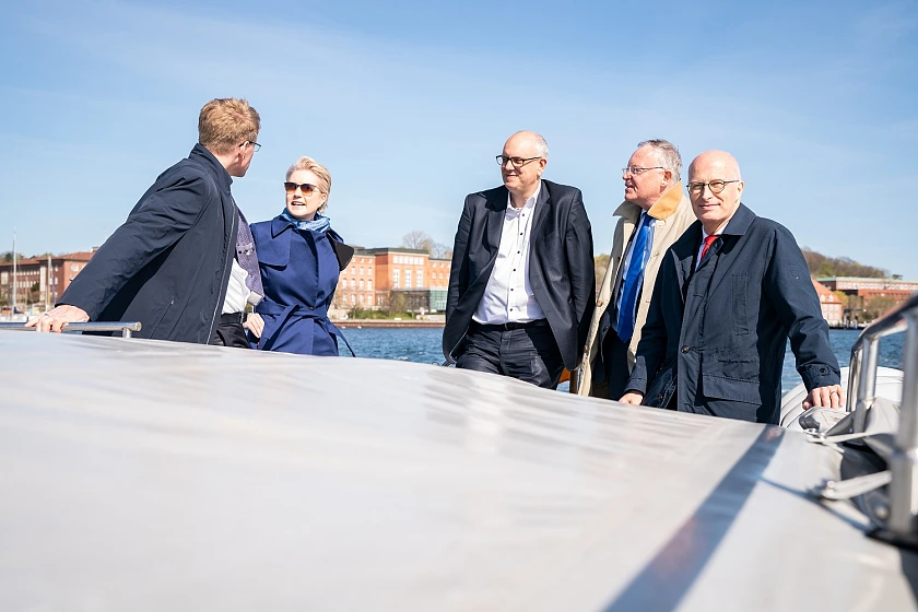 Im guten Austausch (von links): Der Gastgeber und bisherige Vorsitzende der Konferenz Norddeutschland, Daniel Günther (Schleswig-Holstein), Manuela Schwesig (Mecklenburg-Vorpommern), Andreas Bovenschulte (Bremen), Stephan Weil (Niedersachsen) und Peter Tschentscher (Hamburg). Foto: Staatskanzlei Schleswig-Holstein
