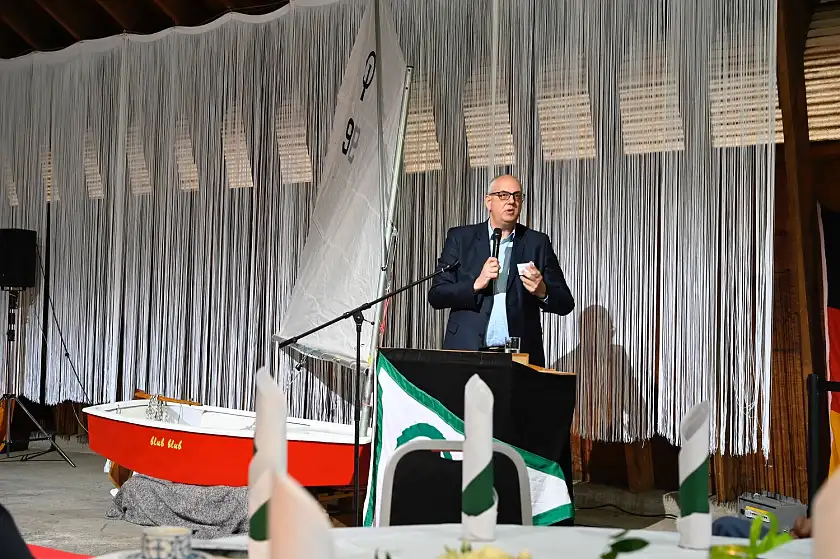 Bürgermeister Andreas Bovenschulte bei der Feier des Wassersportvereins Munte 2. Foto: Senatspressestelle