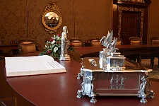 Das Goldene Buch mit Utensilien aus dem Senats-Silber liegt im Senatssaal bereit für die Unterschriften der Vertreterinnen und Vertreter aus den Botschaften. Foto: Senatspressestelle 