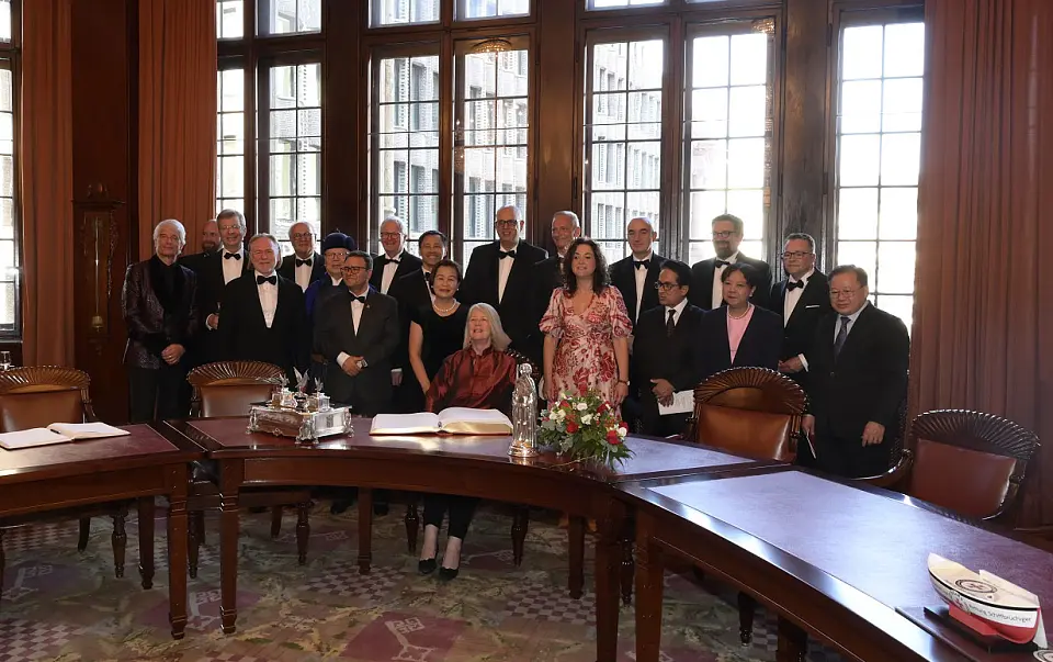 Die diplomatischen Gäste des Stiftungsfestes des Ostasiatischen Vereins im Senatssaal beim Eintrag in das Goldene Buch. Foto: Senatspressestelle